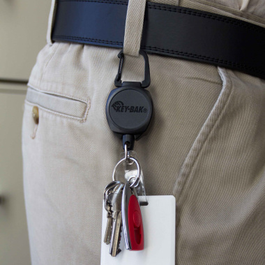 Extendable badge holder with carabiner